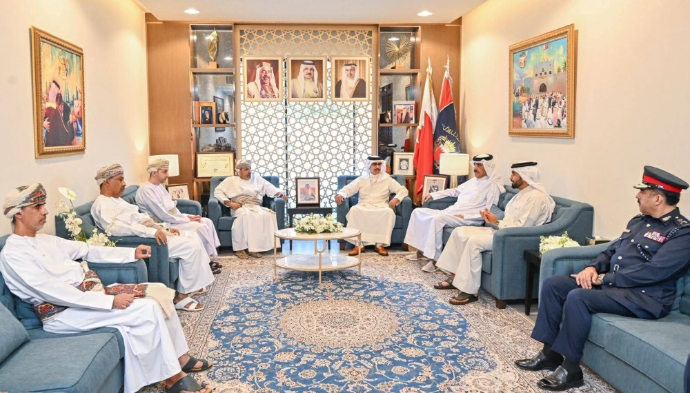 وزير الداخلية العماني يزور مجمع السجون المفتوحة