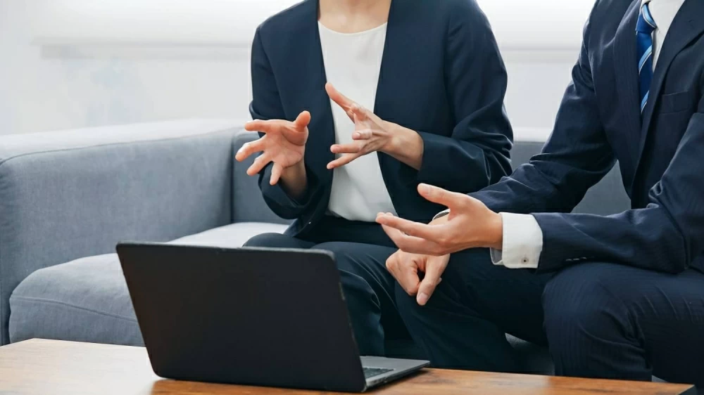 دراسة: حركات اليد أثناء الحديث تعزّز الإقناع وتزيد من مصداقية المتحدث