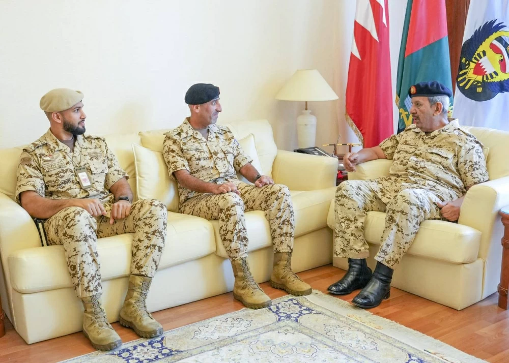 القائد العام يستقبل ضباطاً في قوة الدفاع ويبارك لهم على الثقة السامية