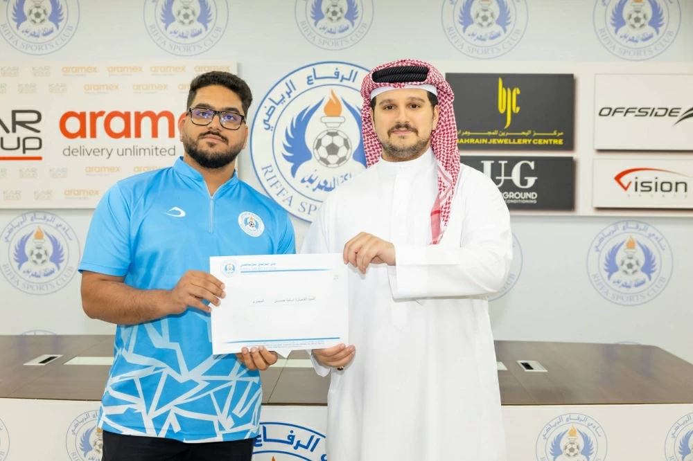 محمد بن عبدالله يكرم فريق البولينغ بنادي الرفاع بطل الدوري والكأس