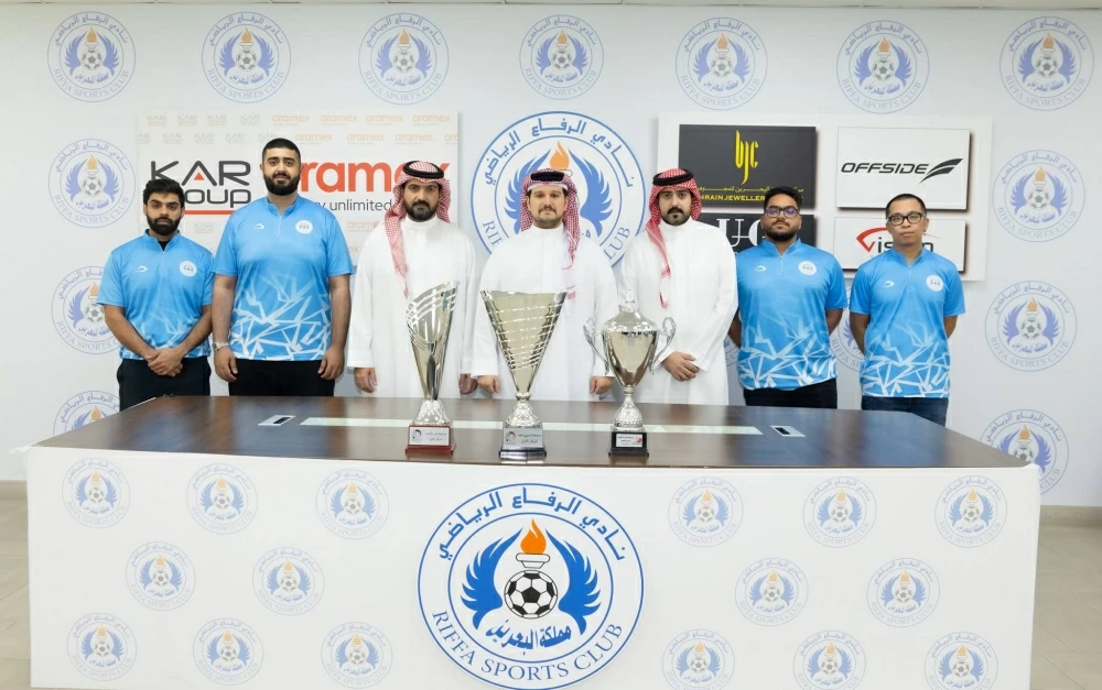 محمد بن عبدالله يكرم فريق البولينغ بنادي الرفاع بطل الدوري والكأس