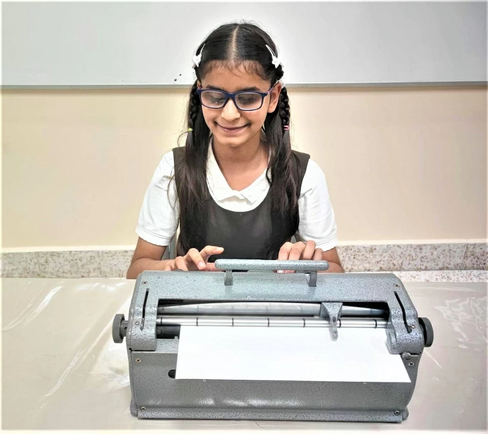 منيرة الحمادي.. بصيرة تنير الطريق رغم فقدان البصر