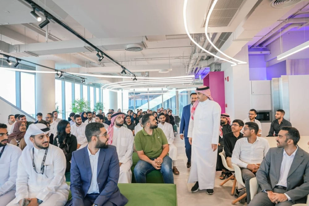 الرئيس التنفيذي لممتلكات يزور شركة "أري للابتكار"