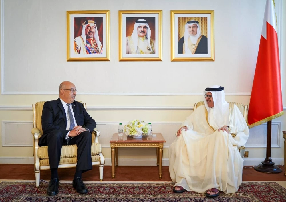 وزير الخارجية يتسلم تفويض ممثل اليونيسكو لدول مجلس التعاون واليمن