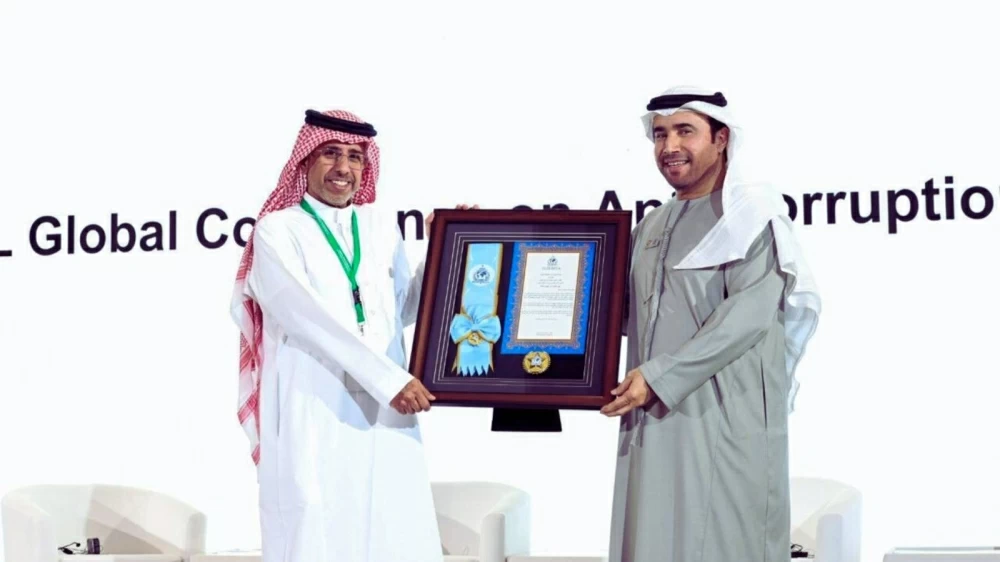 رئيس الإنتربول يمنح أمين مجلس وزراء الداخلية العرب وسام الطبقة الخاصة