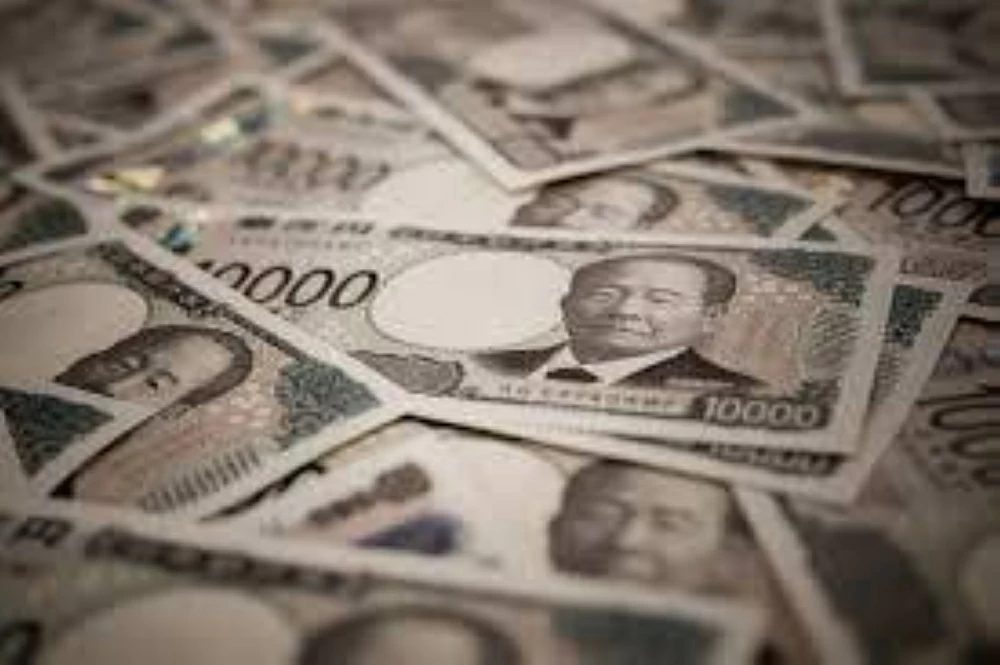 الين يحوم بالقرب من مستوى قياسي منخفض