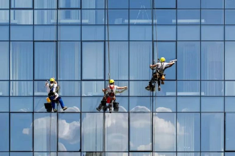 تأرجحوا في الهواء لأكثر من ساعتين.. الرياح تعصف بعمّال تنظيف واجهات في إسطنبول