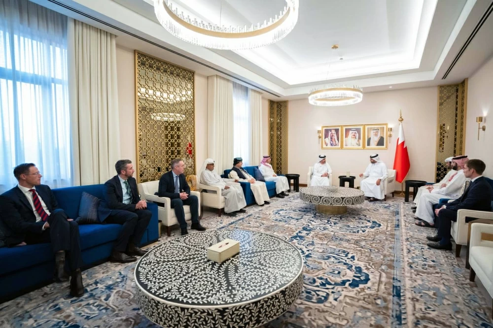 وزير ديوان رئيس الوزراء رئيس الهيئة العليا لنادي راشد للفروسية  يلتقي أعضاء &laquo;الخليجي لسباقات الخيل&raquo;