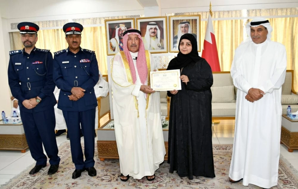 محافظ المحرق يشيد بجهود بالكوادر الطبية البحرينية