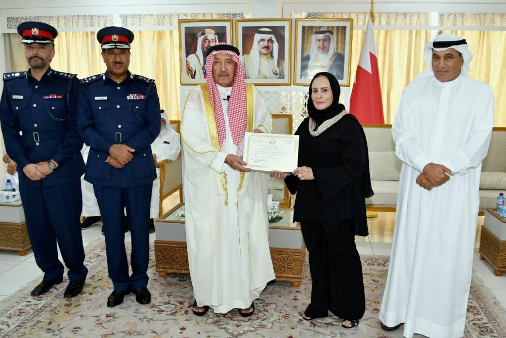 محافظ المحرق يشيد بجهود بالكوادر الطبية البحرينية