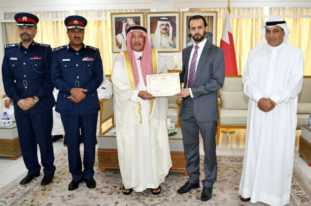 محافظ المحرق يشيد بجهود بالكوادر الطبية البحرينية