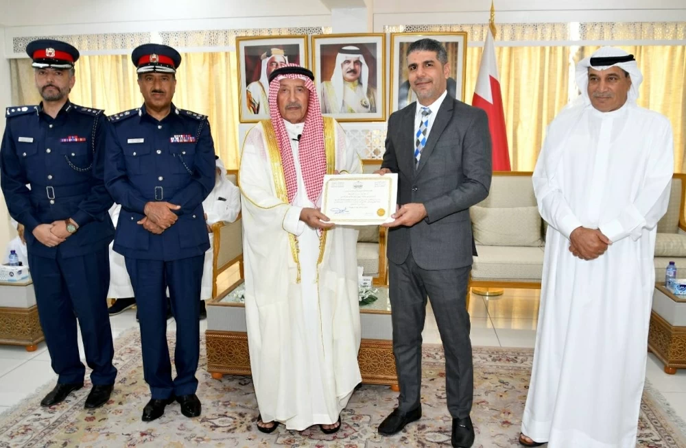 محافظ المحرق يشيد بجهود بالكوادر الطبية البحرينية