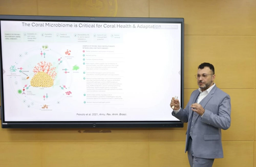 كرسي الشيخ زايد بـ "الخليج العربي" يناقش دور التجمعات الميكروبية في صحة الشعاب المرجانية