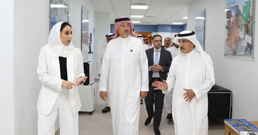 رئيس مجلس إدارة بنك الإثمار يبحث مع رئيس جامعة الخليج العربي سبل تعزيز التعاون