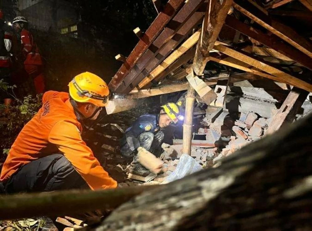 ارتفاع عدد ضحايا الانهيارات الأرضية في جزيرة &laquo;جاوة&raquo; الإندونيسية إلى 11 قتيلا