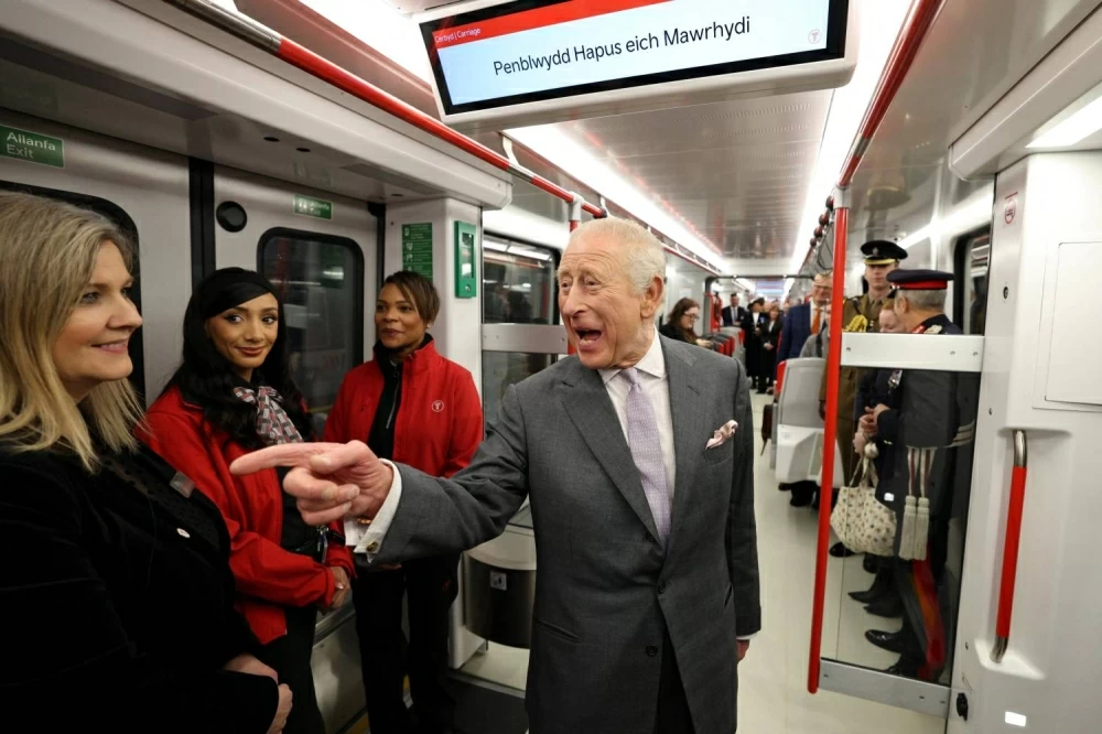 الملك تشارلز يقود ترامًا حديثًا خلال جولة رسمية بجنوب ويلز