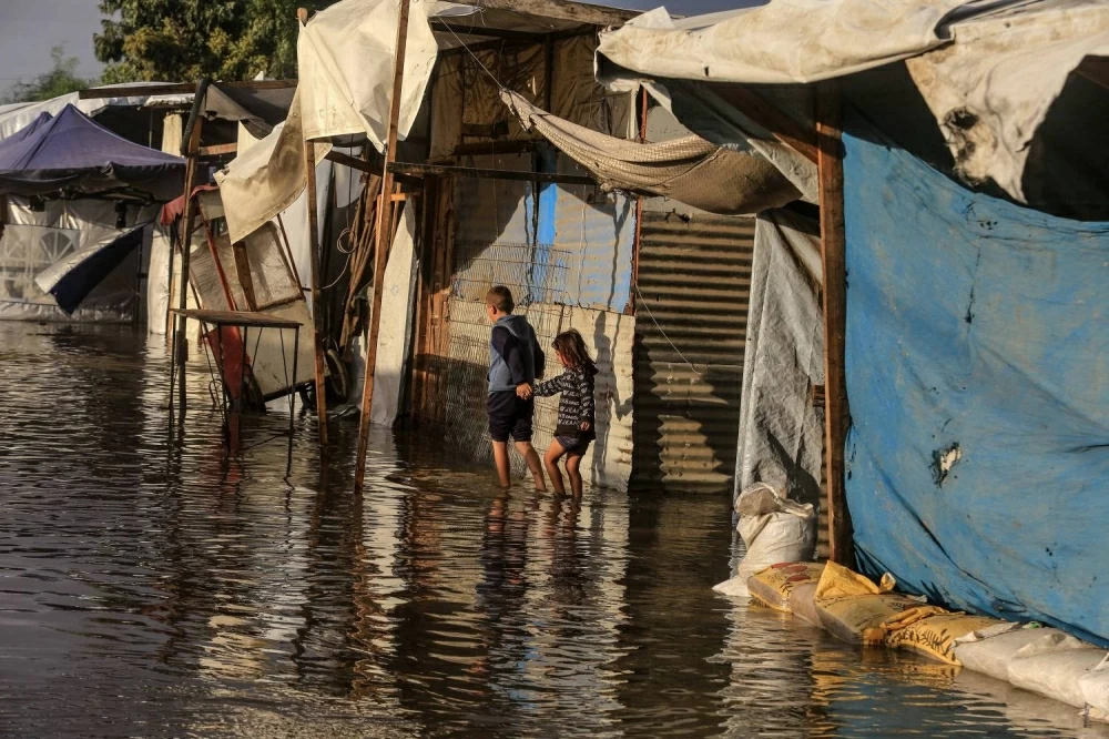 الغزيون يواجهون &laquo;حرب الشتاء&raquo; بلا مغيث.. و&laquo;الوضع مأساوي&raquo;