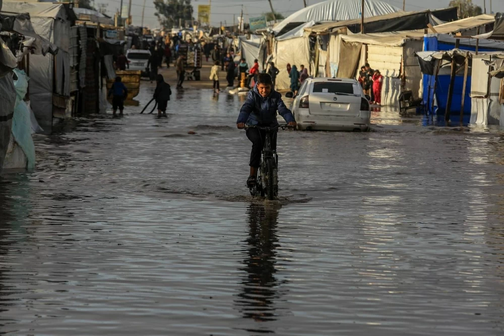 الغزيون يواجهون &laquo;حرب الشتاء&raquo; بلا مغيث.. و&laquo;الوضع مأساوي&raquo;