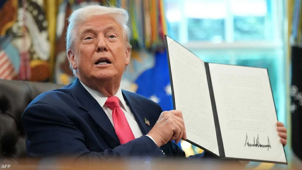 تطابق توقيع ترامب يحرج الحكومة الأمريكية.. تفاصيل القصة