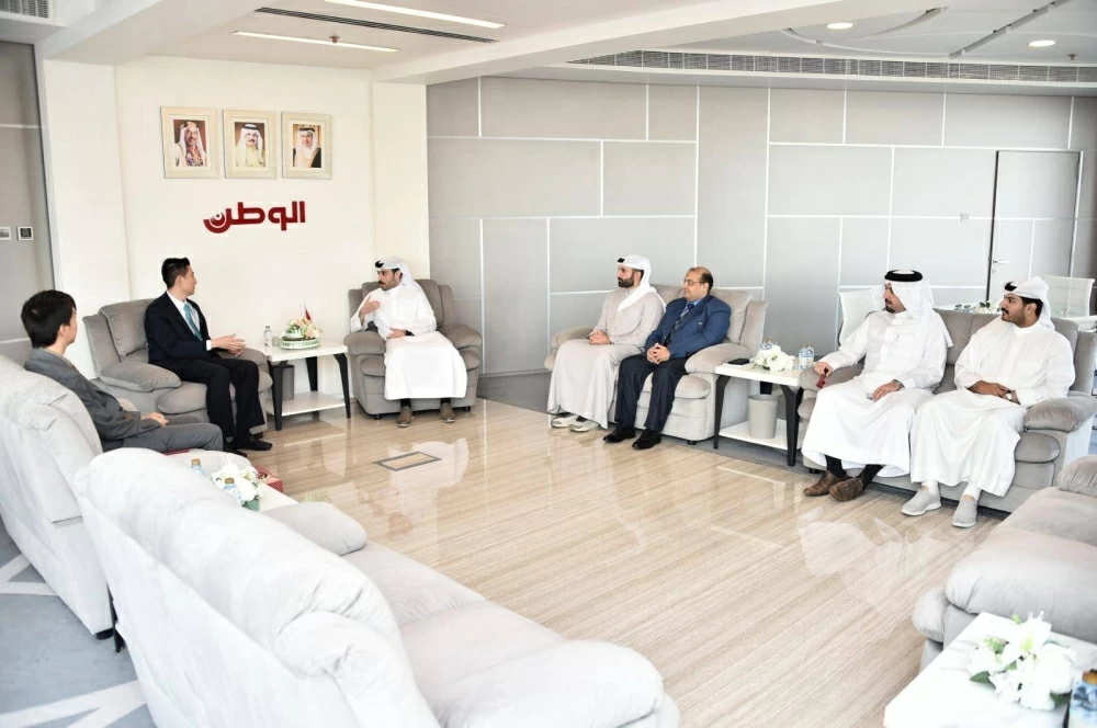 رئيس تحرير &laquo;الوطن&raquo; يستقبل نائب السفير الصيني