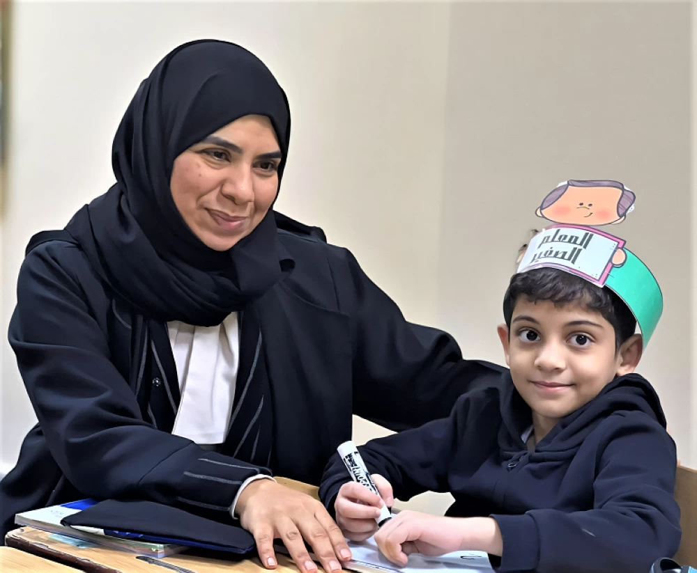 الطالب حسين يتجاوز التوحد ويصبح المعلم الصغير في صفه