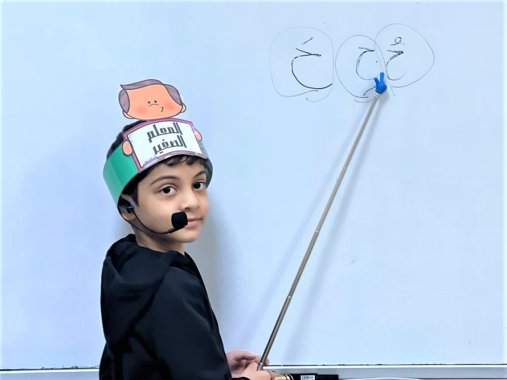 الطالب حسين يتجاوز التوحد ويصبح المعلم الصغير في صفه