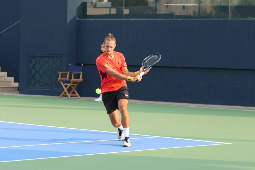 رئيس الاتحاد يتوّج الأوزبكي فومين بطلا لفردي بطولة المنامة المفتوحة للتنس