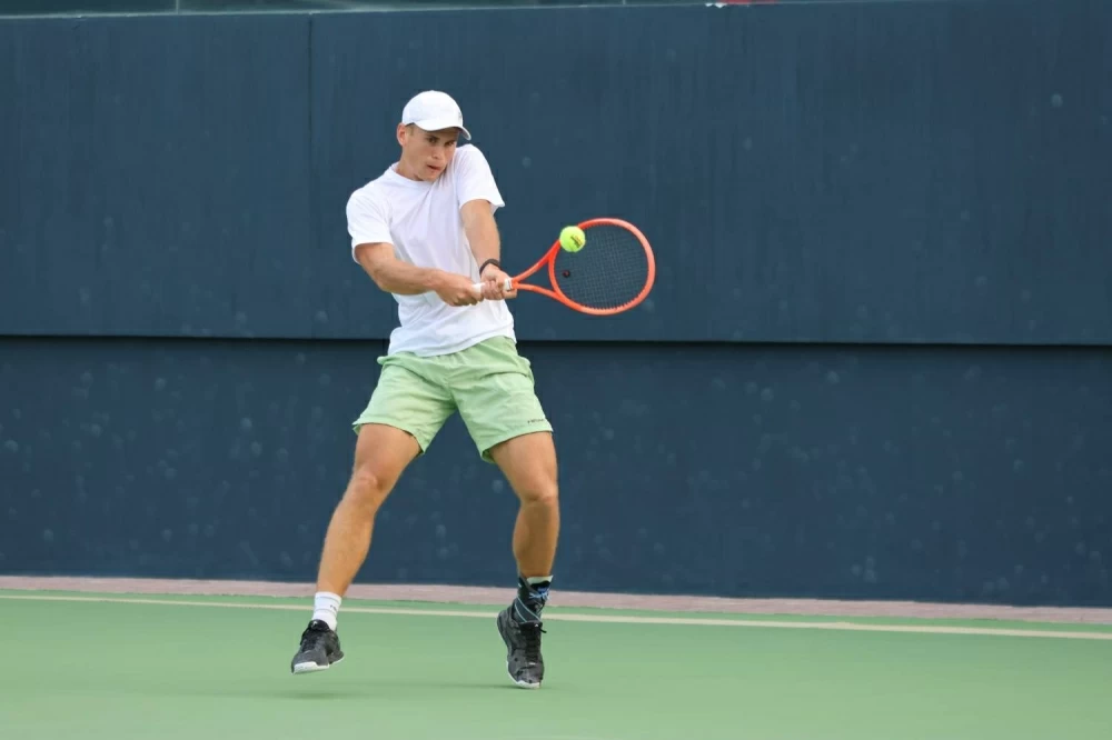 رئيس الاتحاد يتوّج الأوزبكي فومين بطلا لفردي بطولة المنامة المفتوحة للتنس