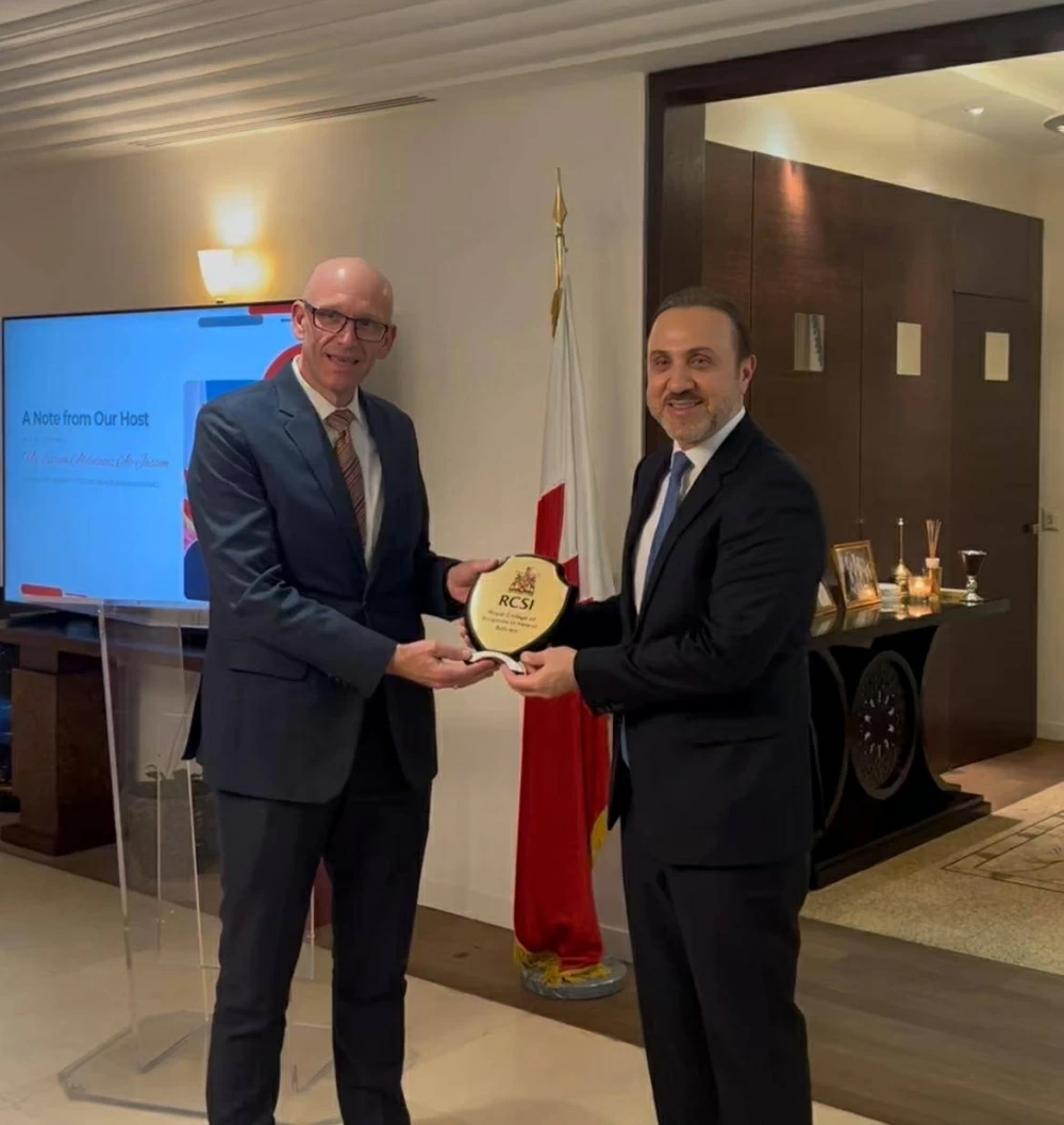 سفارة البحرين في فرنسا تستقبل وفداً من الكلية الملكية للجراحين في إيرلندا (RCSI) &ndash; جامعة البحرين الطبية