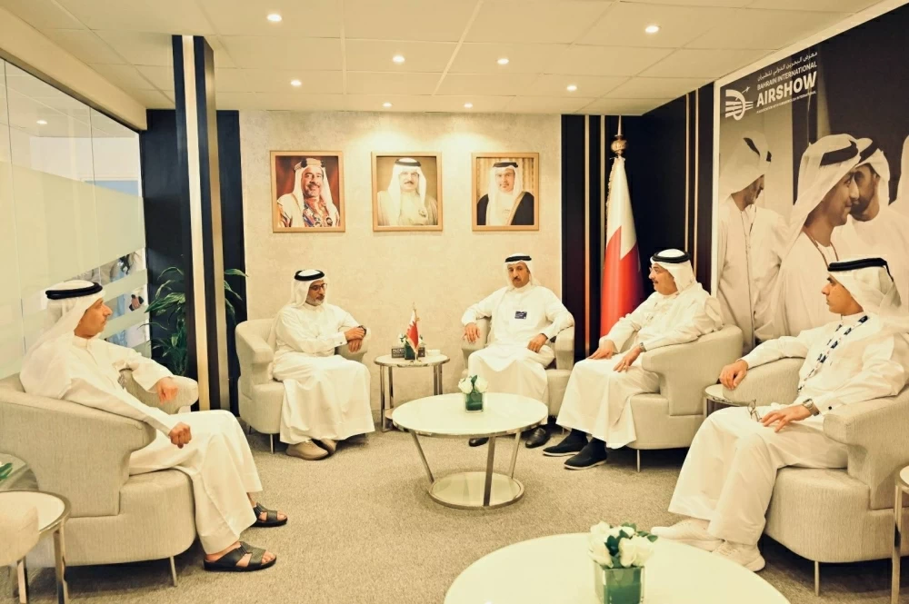 وزير المواصلات والاتصالات يشارك في معرض دبي للطيران 2025