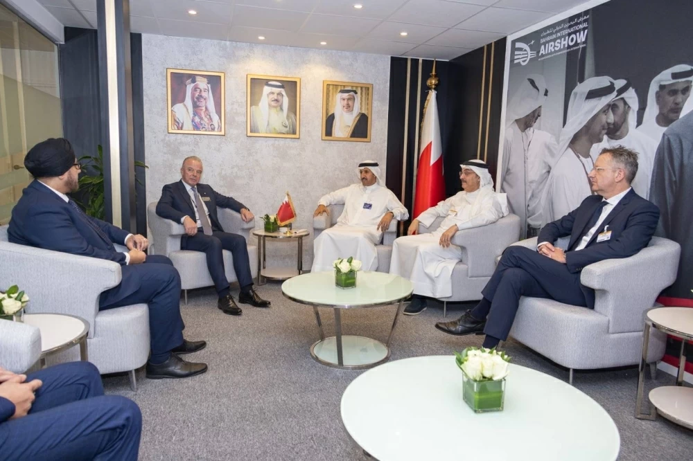 وزير المواصلات والاتصالات يشارك في معرض دبي للطيران 2025