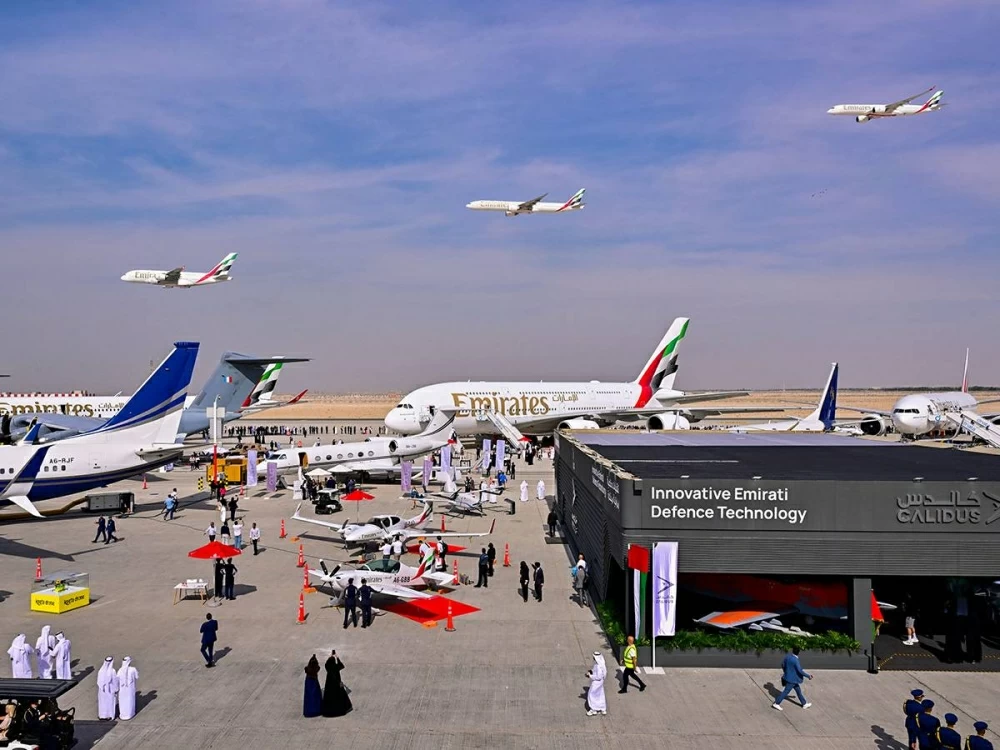 وزير المواصلات والاتصالات يشارك في معرض دبي للطيران 2025