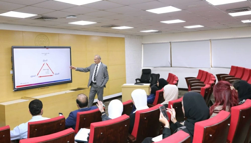 د. الجيوسي يقدم محاضرة "صياغة أوراق السياسات في ظل تقنيات الذكاء الاصطناعي في قطاع الأعمال"