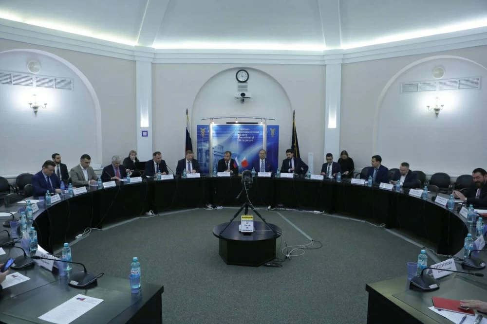 سفير البحرين لدى روسيا يشارك في اجتماع مجلس الأعمال البحريني الروسي