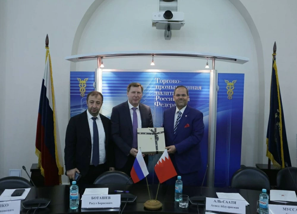 سفير البحرين لدى روسيا يشارك في اجتماع مجلس الأعمال البحريني الروسي