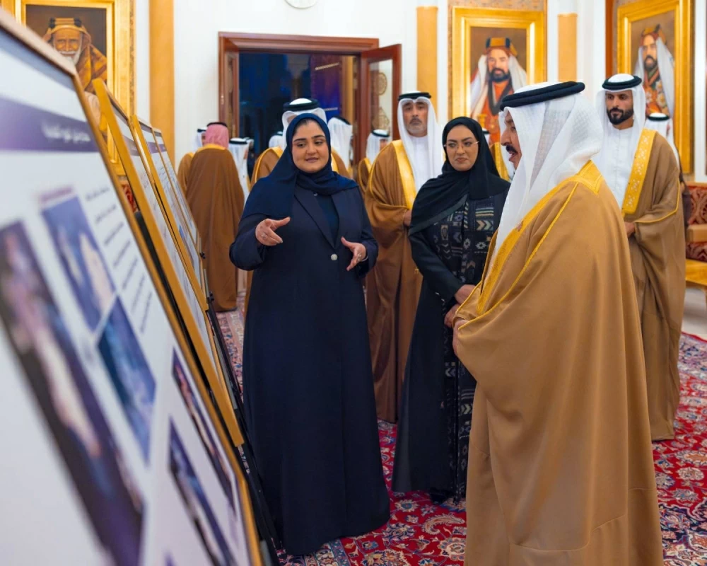 الملك يستقبل ناصر بن حمد ويقدم لجلالته أول صورة فضائية البحرين من القمر &laquo;المنذر&raquo;