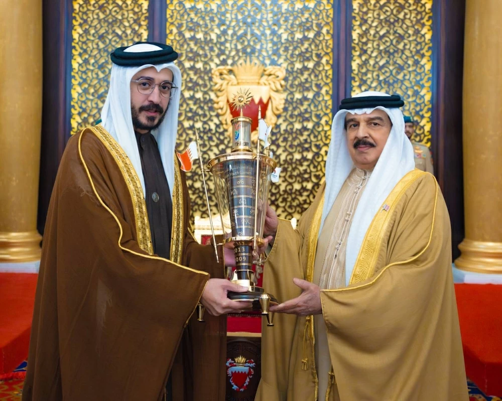 الملك يستقبل كبار أفراد العائلة المالكة والمسؤولين وأصحاب الإنجازات الرياضية