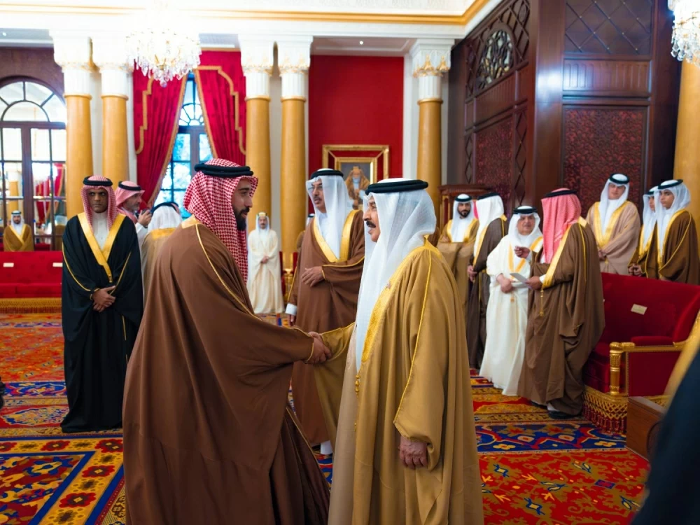 الملك يستقبل كبار أفراد العائلة المالكة والمسؤولين وأصحاب الإنجازات الرياضية