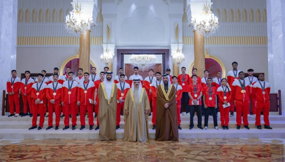 الملك يستقبل كبار أفراد العائلة المالكة والمسؤولين وأصحاب الإنجازات الرياضية