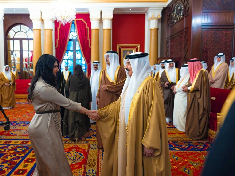 الملك يستقبل كبار أفراد العائلة المالكة والمسؤولين وأصحاب الإنجازات الرياضية