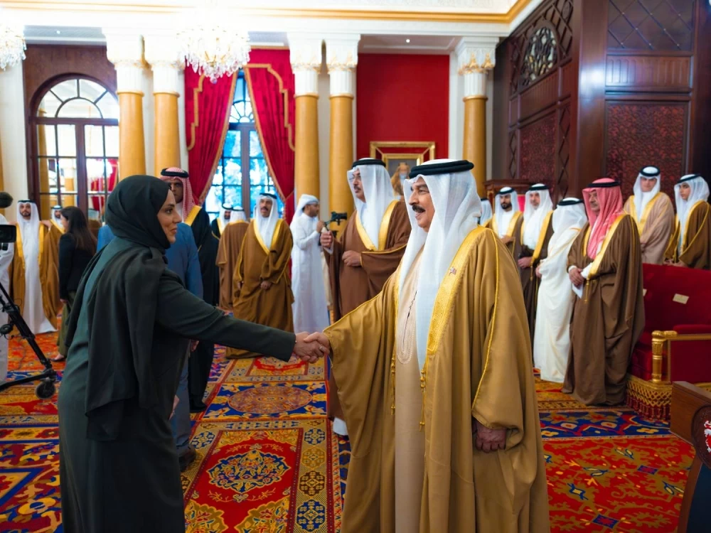 الملك يستقبل كبار أفراد العائلة المالكة والمسؤولين وأصحاب الإنجازات الرياضية