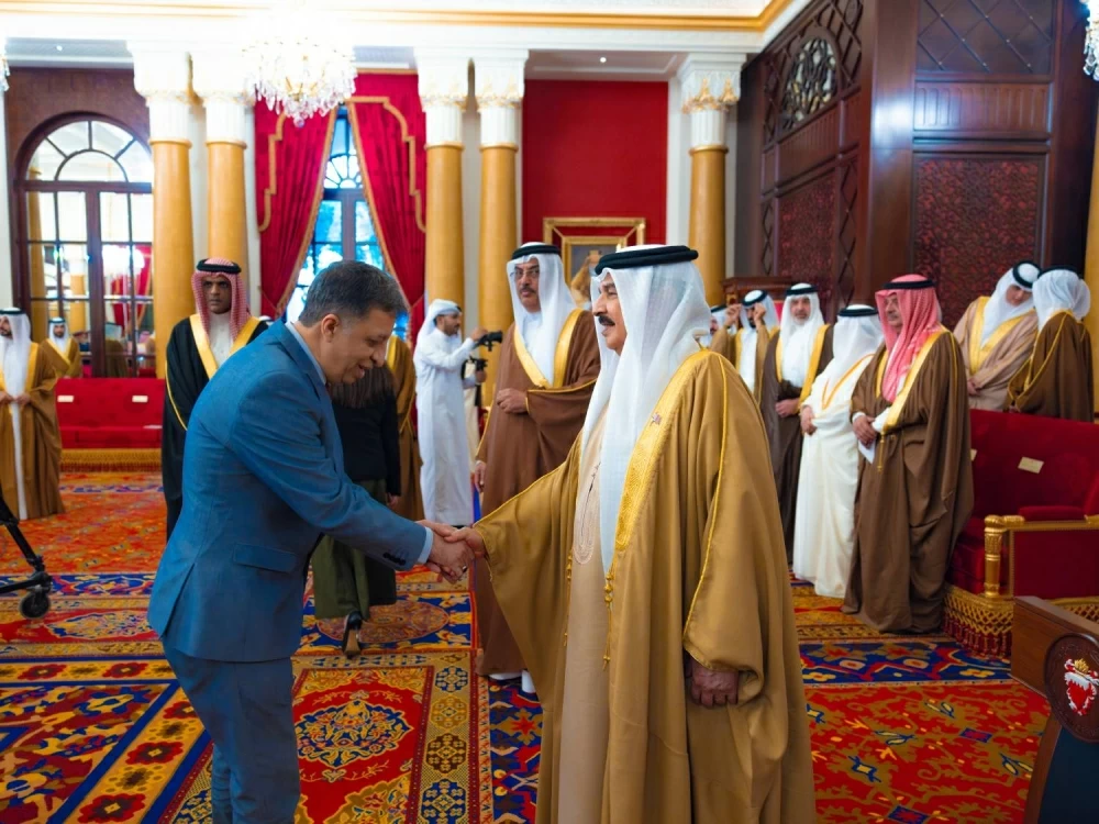 الملك يستقبل كبار أفراد العائلة المالكة والمسؤولين وأصحاب الإنجازات الرياضية