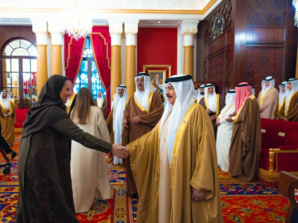 الملك يستقبل كبار أفراد العائلة المالكة والمسؤولين وأصحاب الإنجازات الرياضية