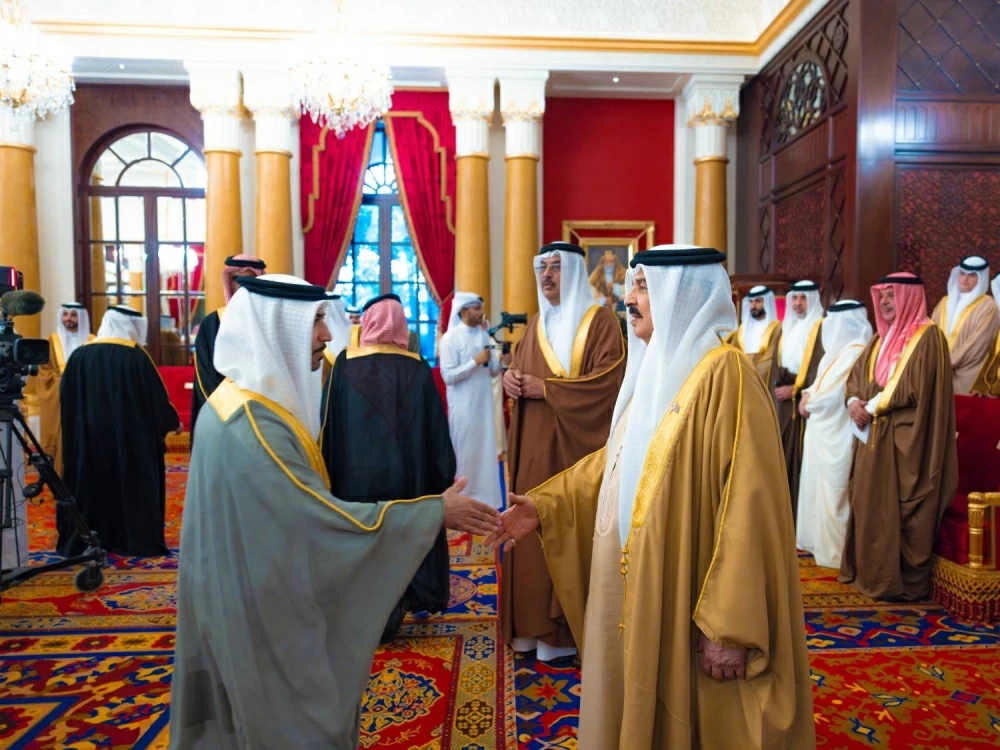 الملك يستقبل كبار أفراد العائلة المالكة والمسؤولين وأصحاب الإنجازات الرياضية