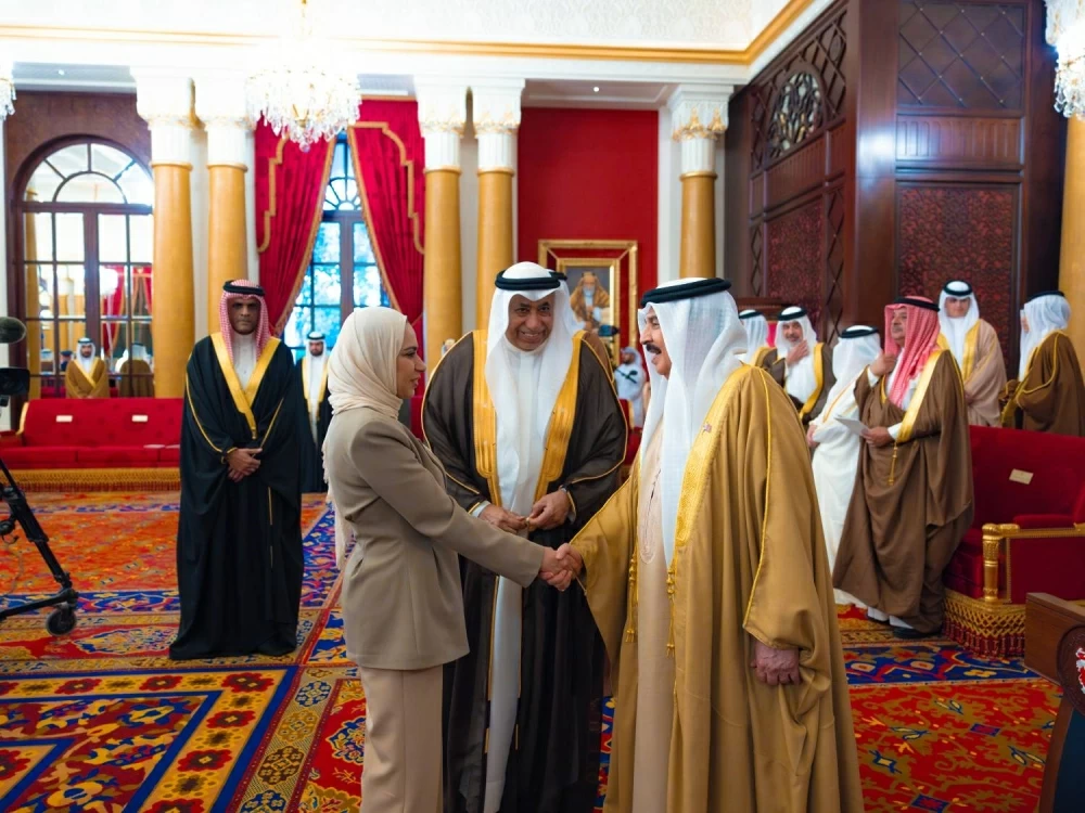 الملك يستقبل كبار أفراد العائلة المالكة والمسؤولين وأصحاب الإنجازات الرياضية