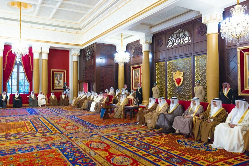 الملك يستقبل كبار أفراد العائلة المالكة والمسؤولين وأصحاب الإنجازات الرياضية