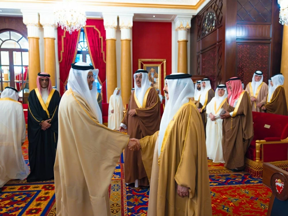 الملك يستقبل كبار أفراد العائلة المالكة والمسؤولين وأصحاب الإنجازات الرياضية