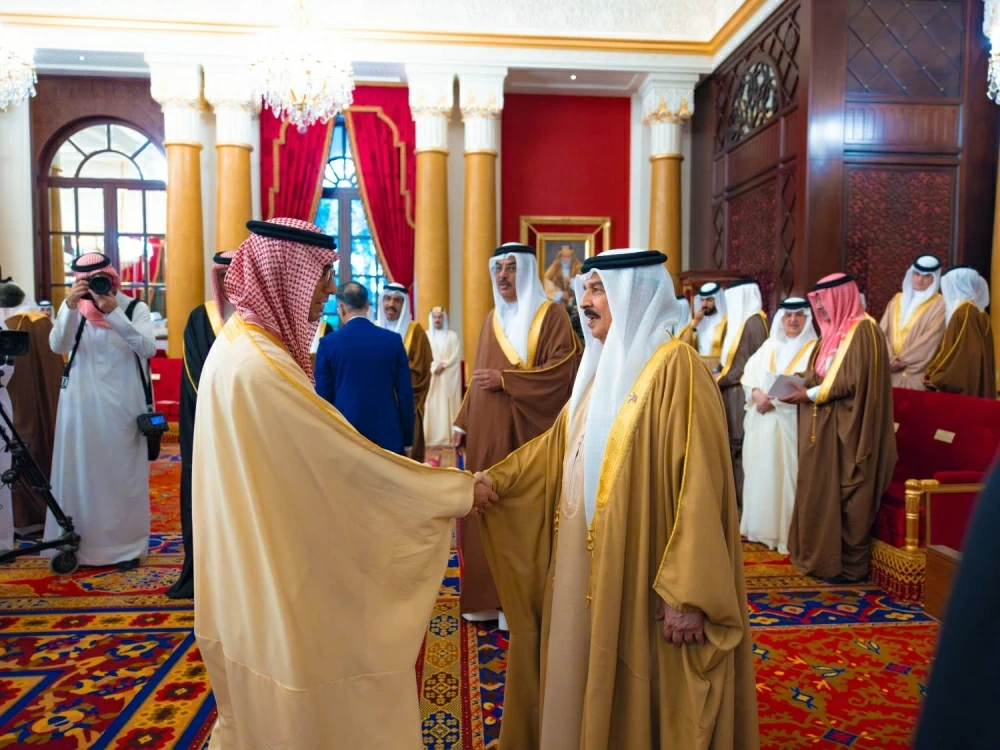 الملك يستقبل كبار أفراد العائلة المالكة والمسؤولين وأصحاب الإنجازات الرياضية