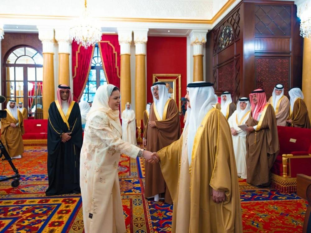 الملك يستقبل كبار أفراد العائلة المالكة والمسؤولين وأصحاب الإنجازات الرياضية