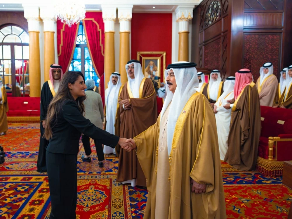 الملك يستقبل كبار أفراد العائلة المالكة والمسؤولين وأصحاب الإنجازات الرياضية